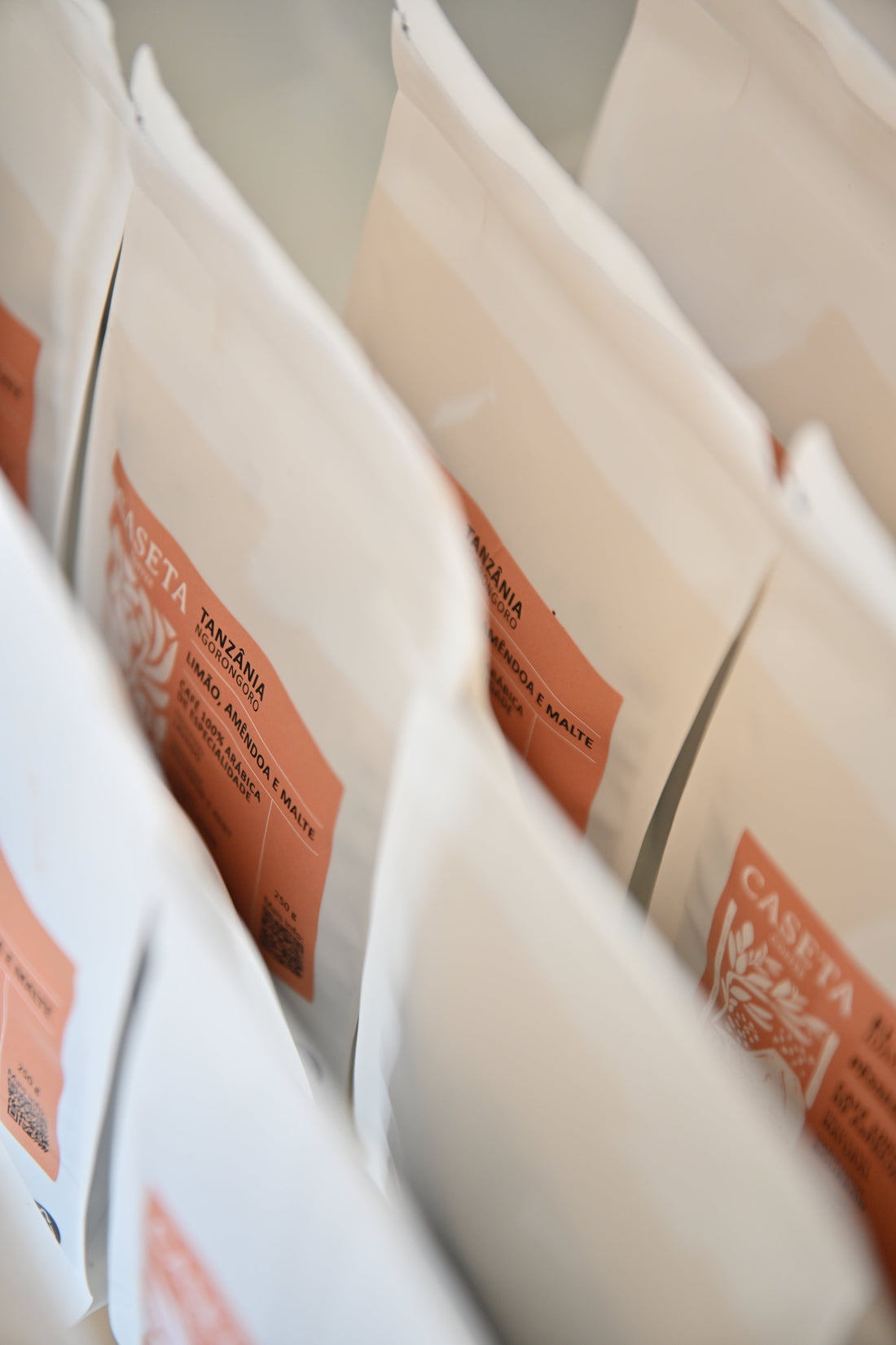 Café sustentável e consumo responsável, mostrando práticas ambientalmente conscientes na preparação de café