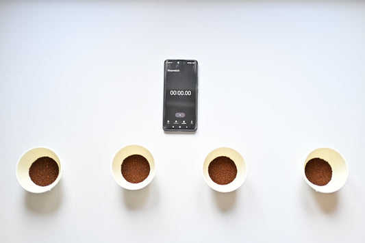 Café de especialidade em chávena, mostrando a qualidade e características visuais do café premium